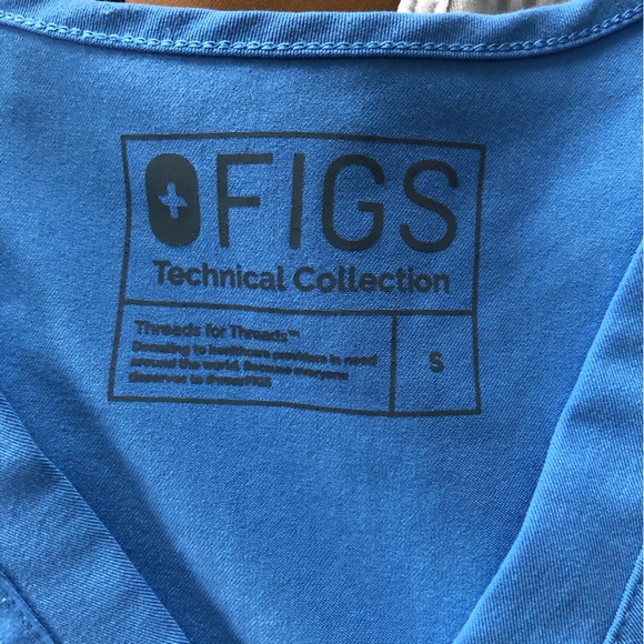 FIGS Women's Catarina Short Sleeve Scrub Top in Light Blue - Picture 5 of 6